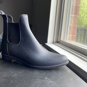 All back ankle high rain boots